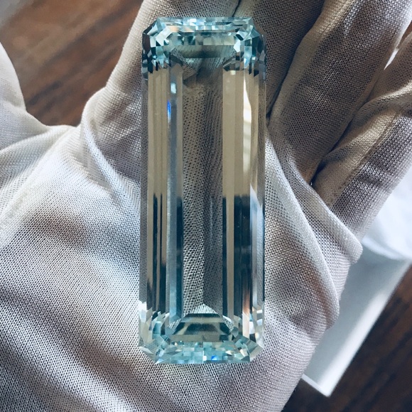 Jewelry - Huge IF 338.35 ct light blue aquamarine gemstone